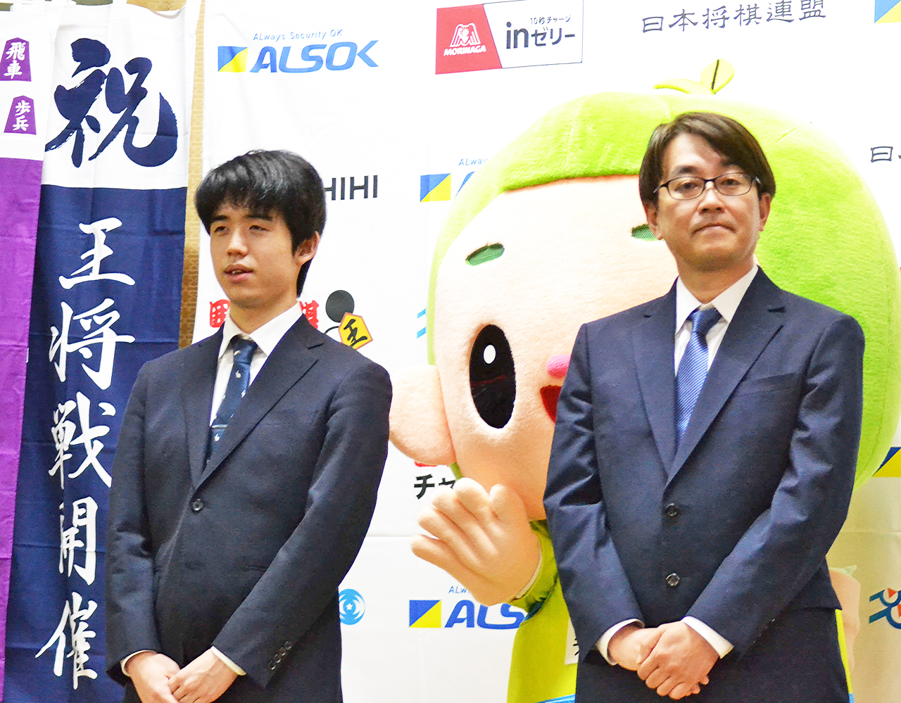 王将戦第1局の前日会見に応じた藤井聡太王将（左）と挑戦者の羽生善治九段