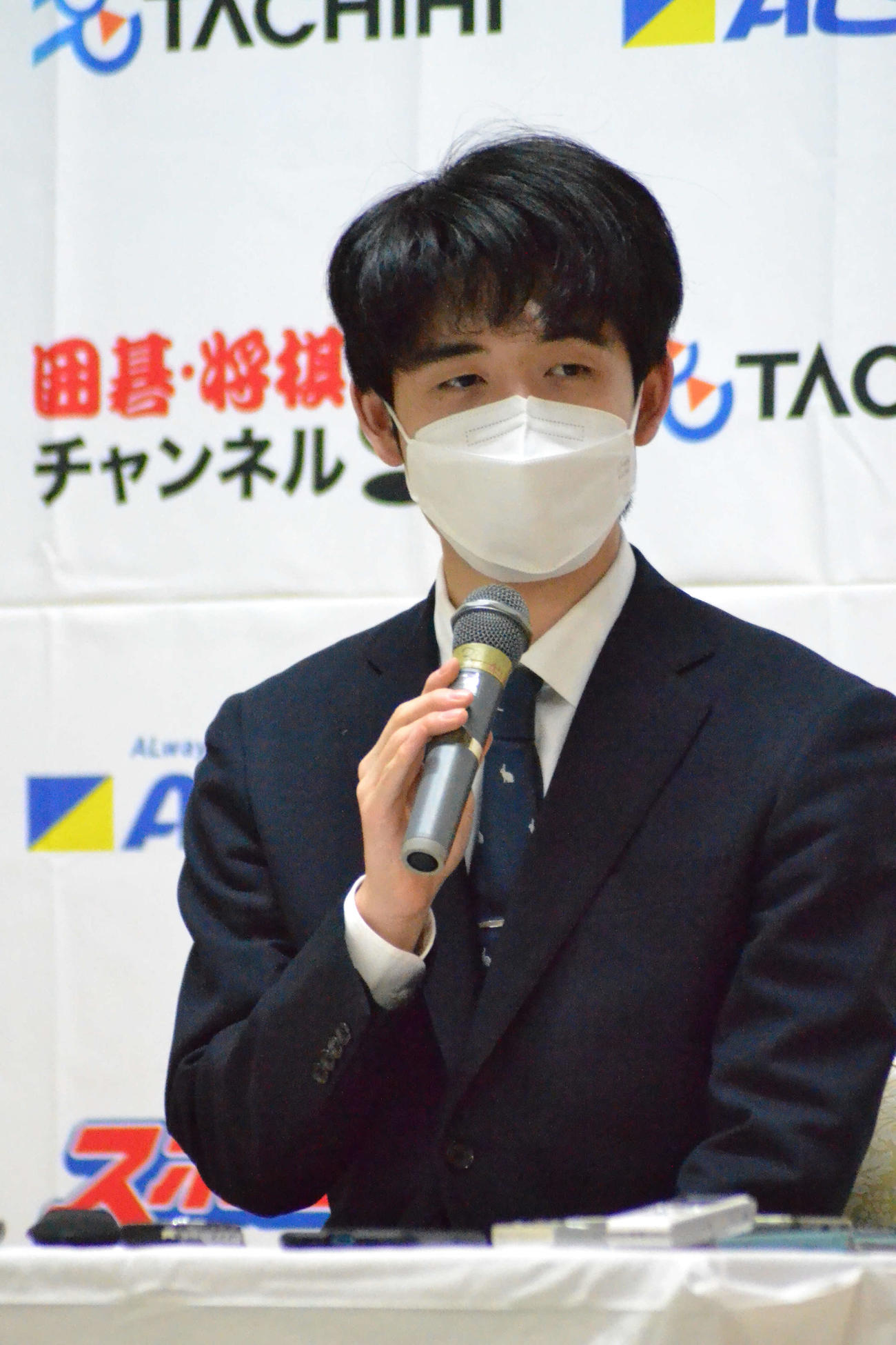 王将戦第1局の前日会見を行った藤井聡太王将