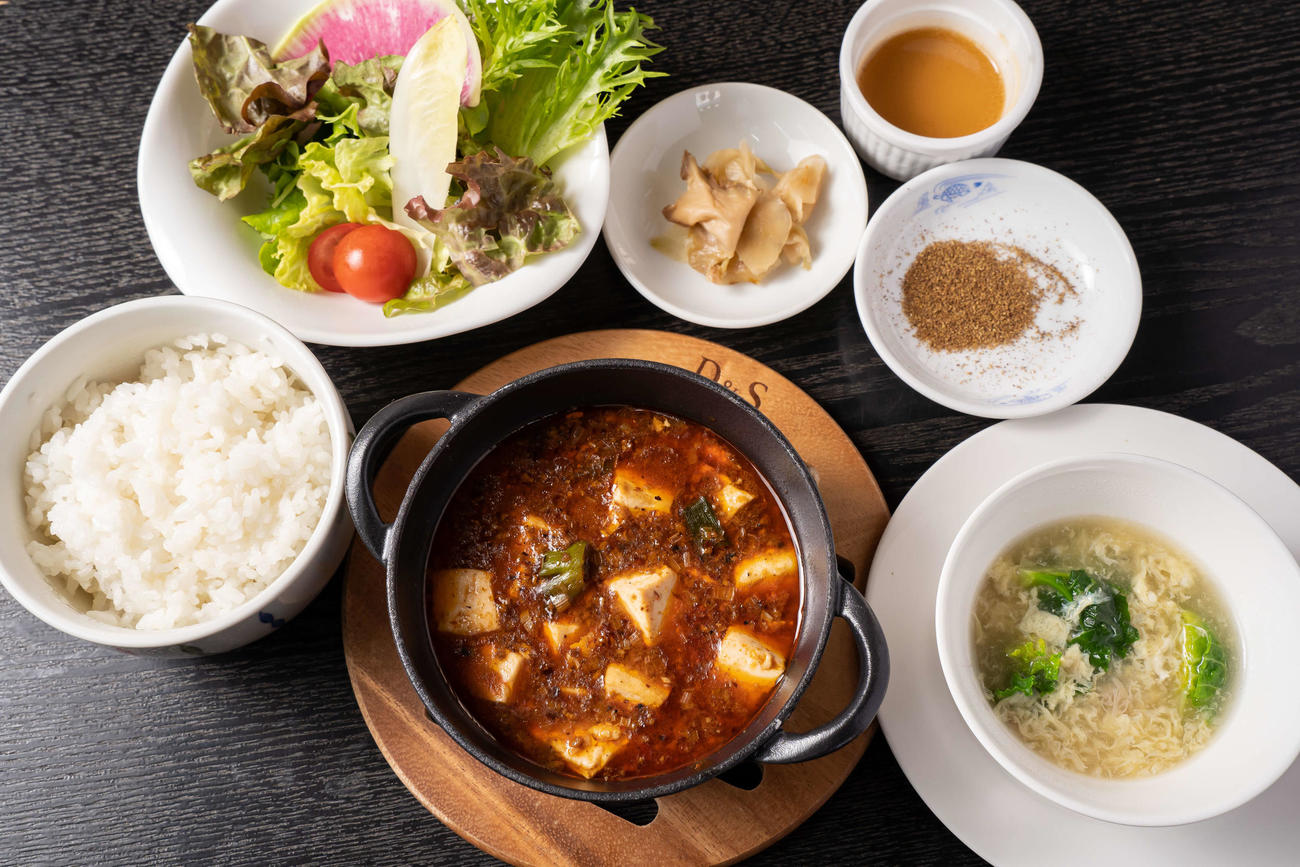 藤井聡太王将の初日の昼食は「掛川牛の麻婆豆腐（サラダ・ごはん・スープ付）」（日本将棋連盟提供）