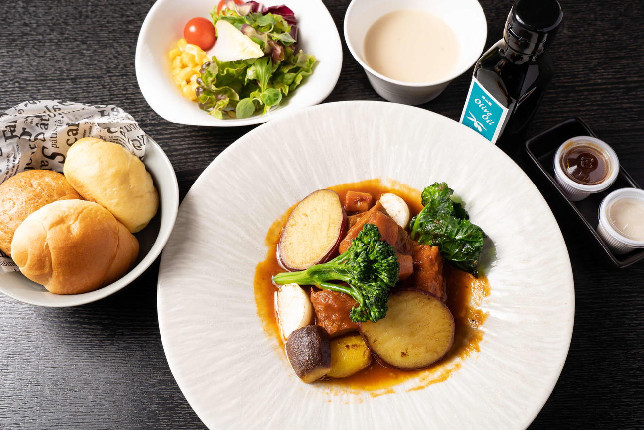 羽生善治九段の初日の昼食は「遠州黒豚と掛川野菜のトマト煮込み（サラダ・スープ・パン付）」（日本将棋連盟提供）