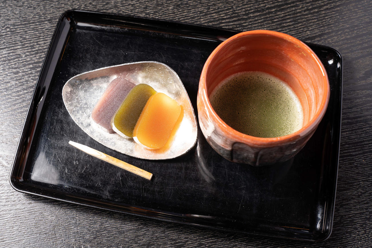 羽生善治九段の初日午後のおやつは「火の羊羹（ようかん）三種（ゆず蜂蜜・掛川茶・本練）」と抹茶（日本将棋連盟提供）
