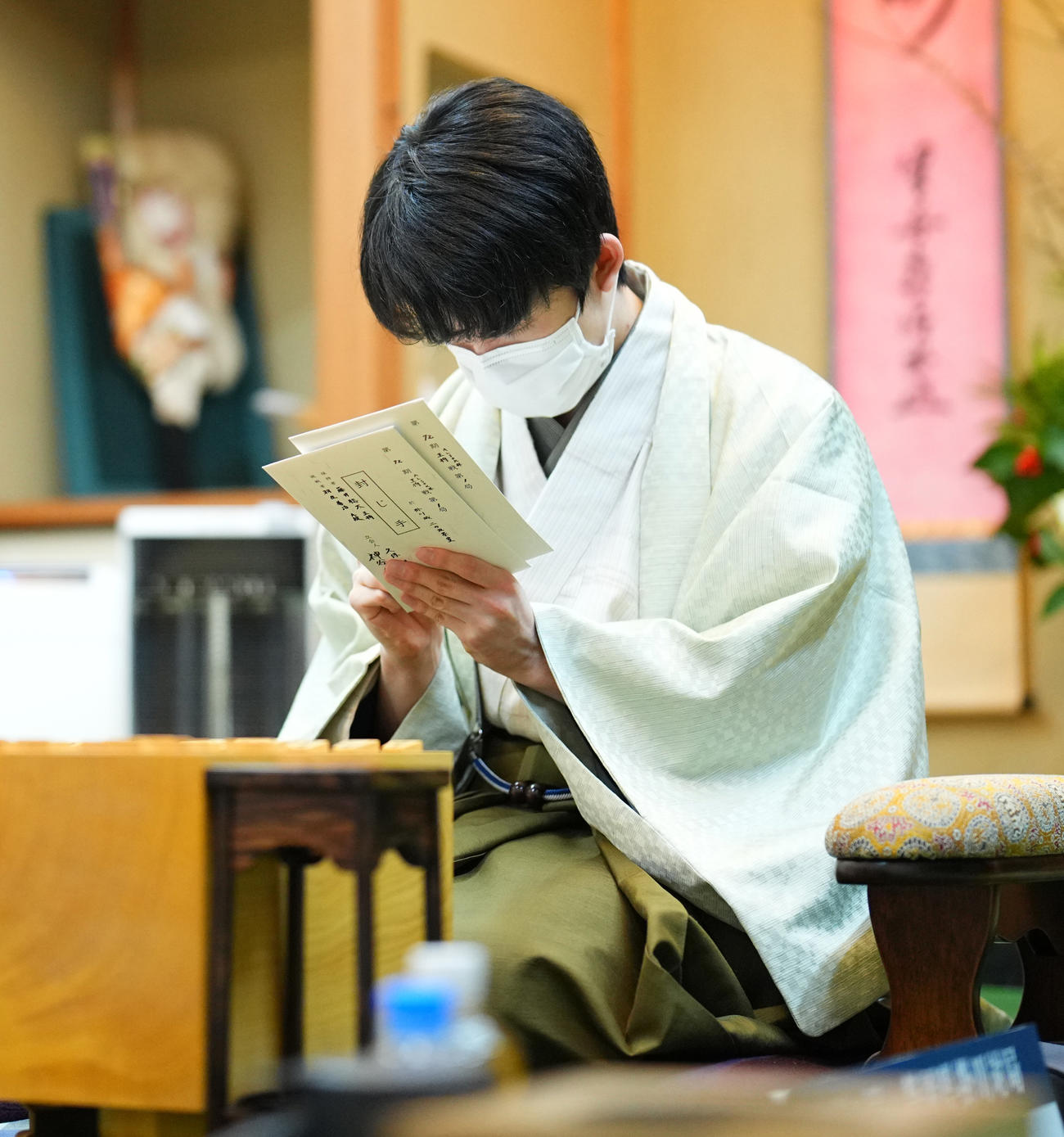 封じ手にサインする藤井聡太王将（代表撮影）