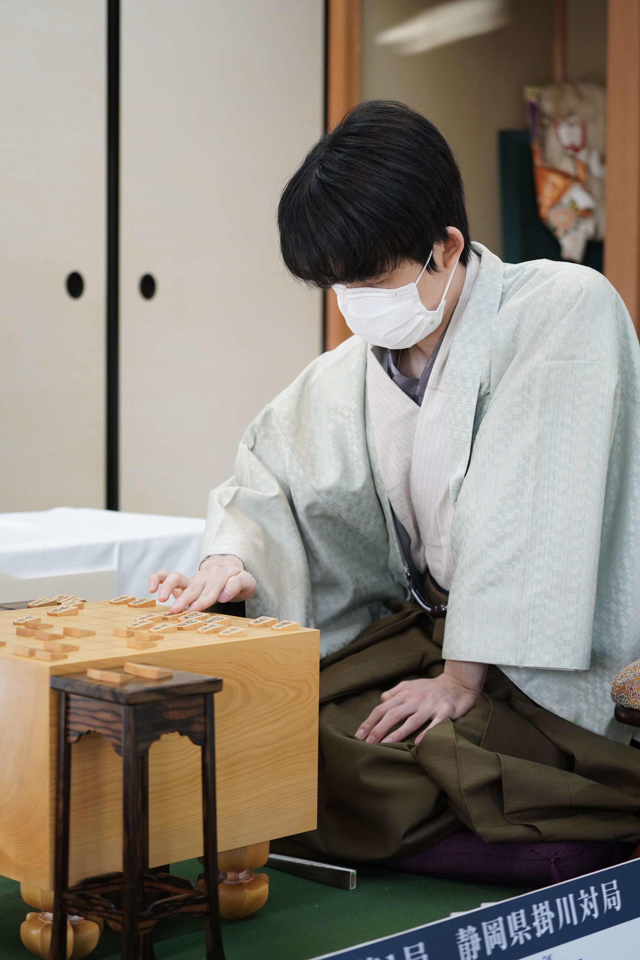 羽生善治九段の挑戦を受ける王将戦第1局2日目に臨む藤井聡太王将（日本将棋連目提供）
