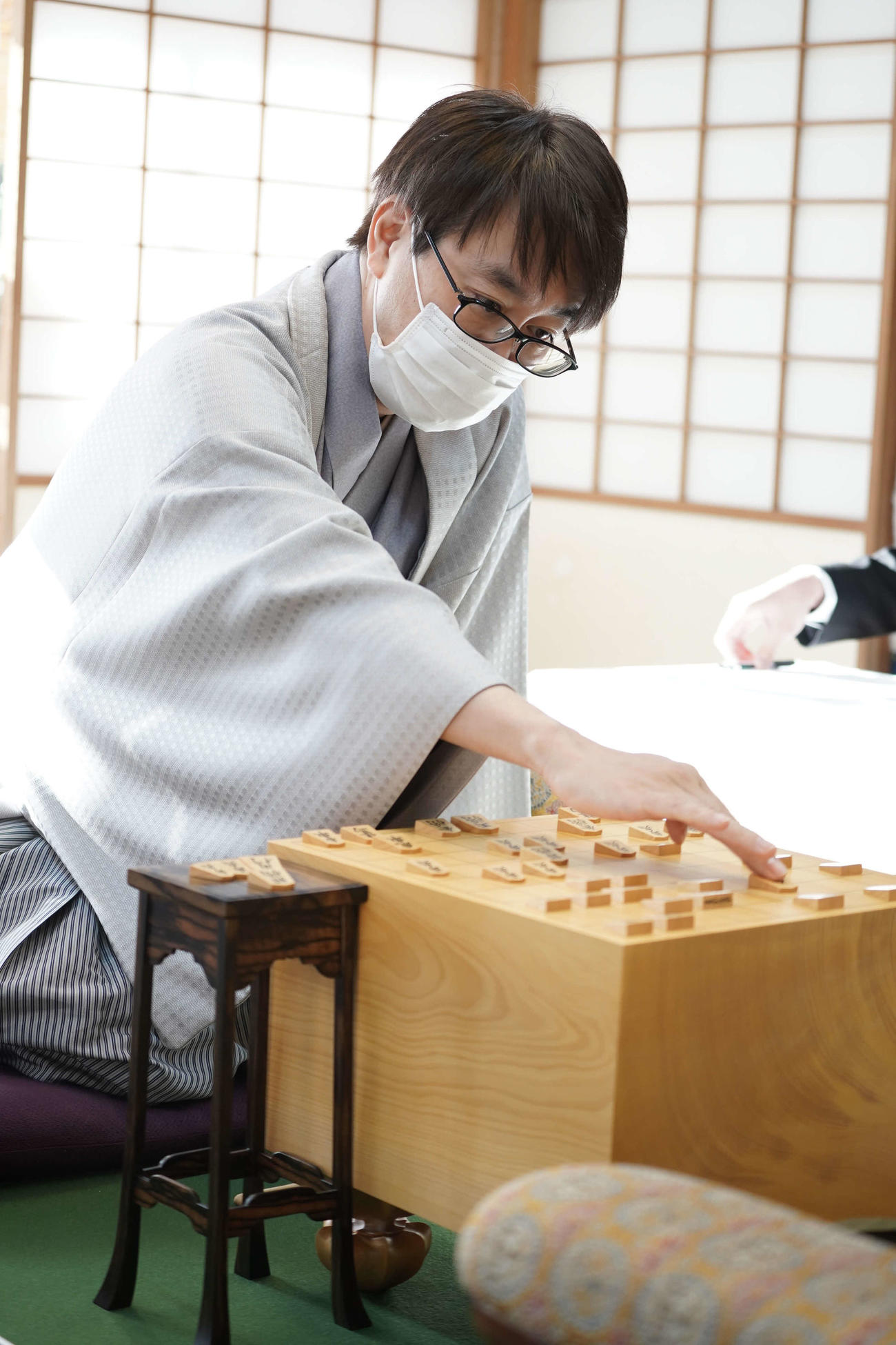藤井聡太王将との王将戦第1局2日目に臨む羽生善治九段（日本将棋連目提供）