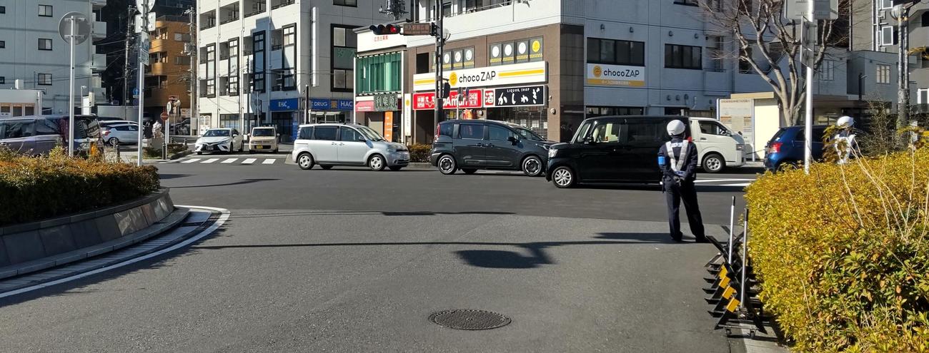 京急汐入駅前のバスとタクシー専用のロータリー入り口には制服警察官が不審な車が侵入しないように警備にあたっていた（撮影・寺沢卓）