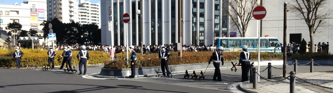 京急汐入駅前のバスとタクシー専用のロータリー出入り口には制服警察官が不審な車が侵入しないように警備にあたり、車輪のついた移動式バリケードでがっちり固めていた（撮影・寺沢卓）