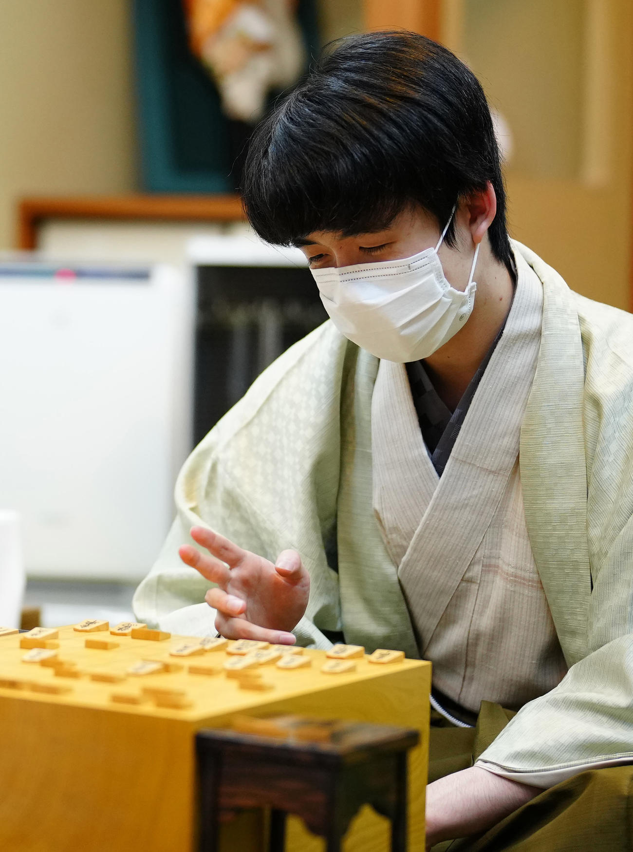 対局を終え感想戦をする藤井聡太王将（代表撮影）