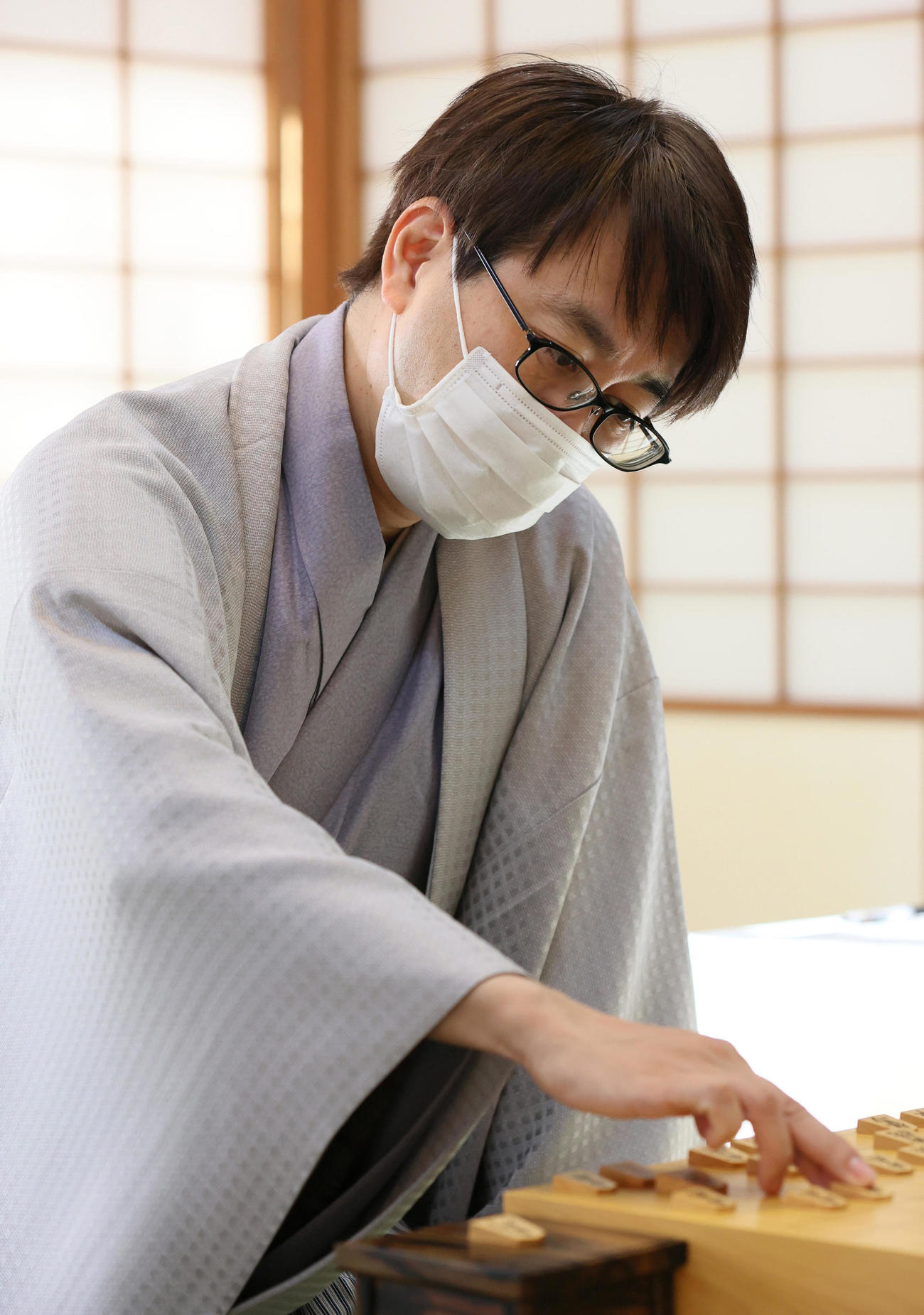 2日目の対局を前に駒を並べる挑戦者の羽生善治九段（代表撮影）