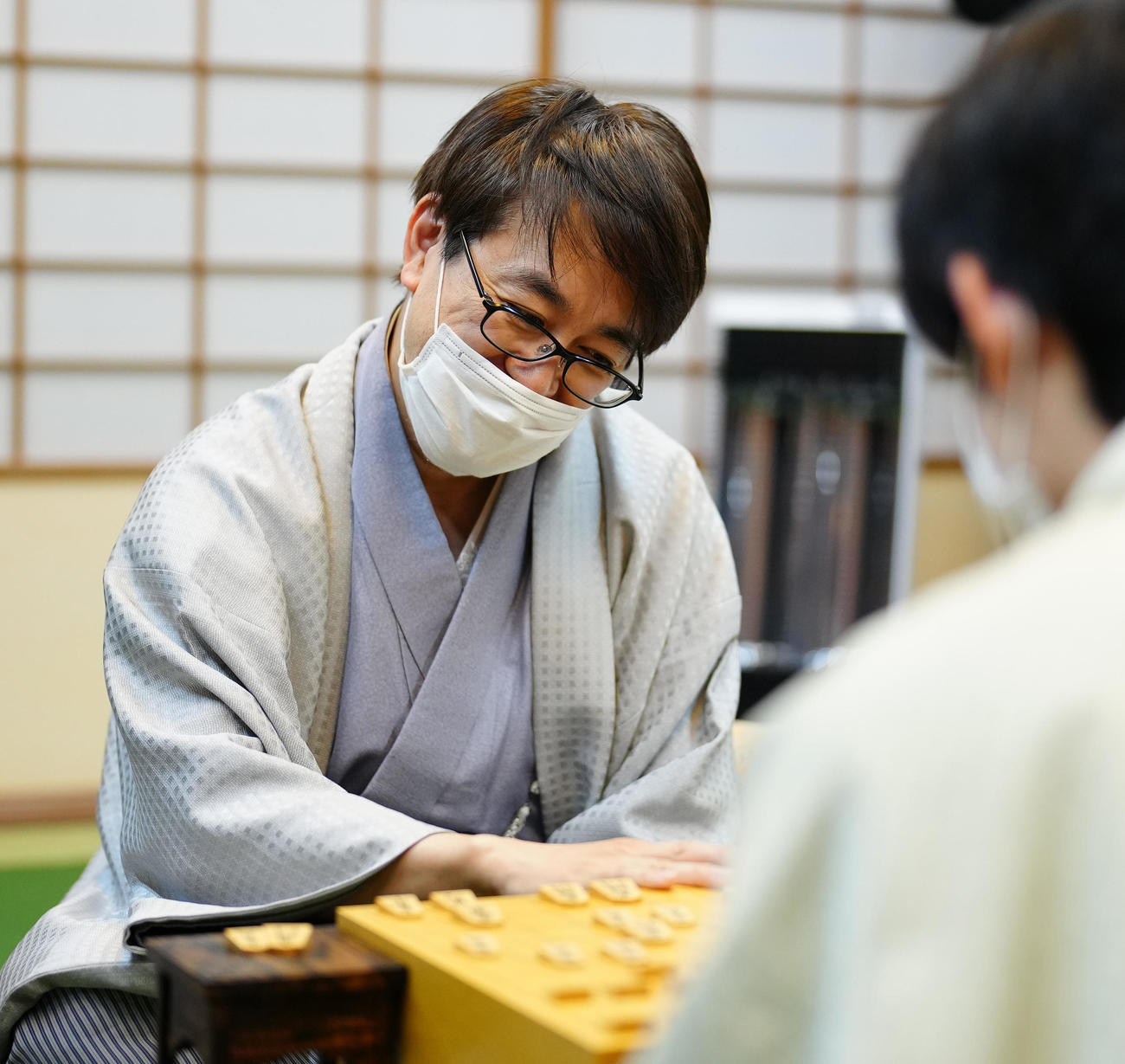対局を終え感想戦をする羽生善治九段（代表撮影）