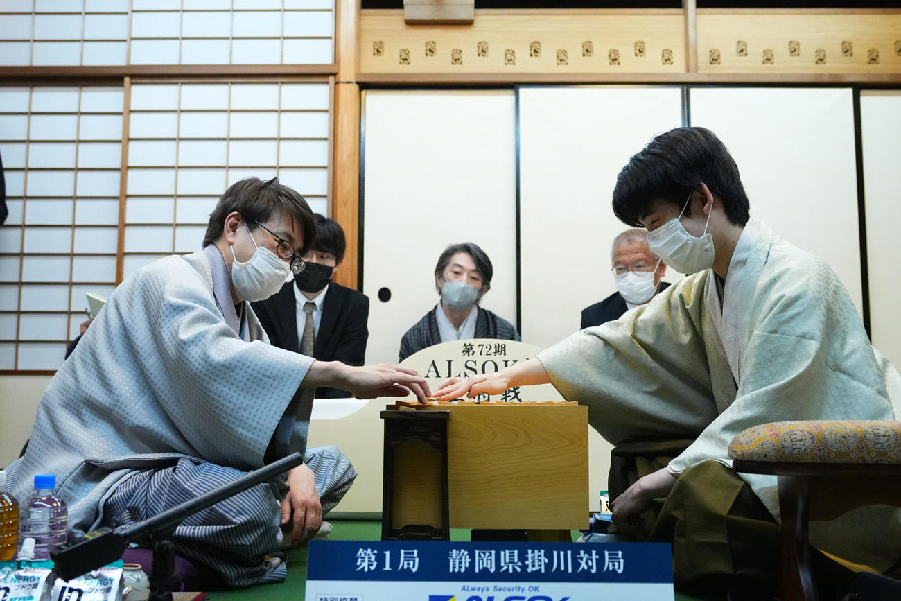対局を終え感想戦をする藤井聡太王将（右）と羽生善治九段（代表撮影）
