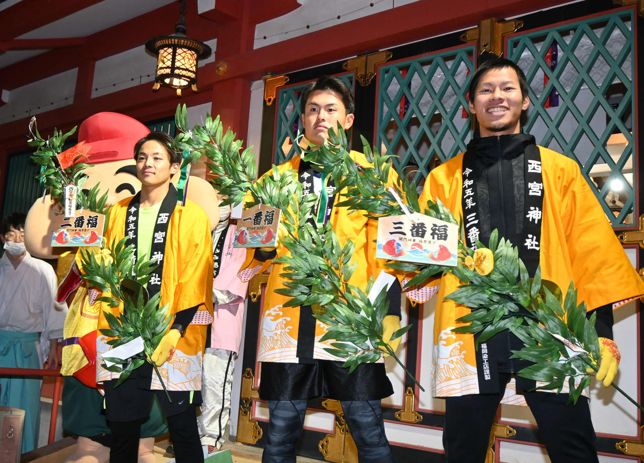 一番福の植本亮太さん（中央）、二番福の北野壱真さん（左）、三番福の田中大翔さん（右）（撮影・松浦隆司）