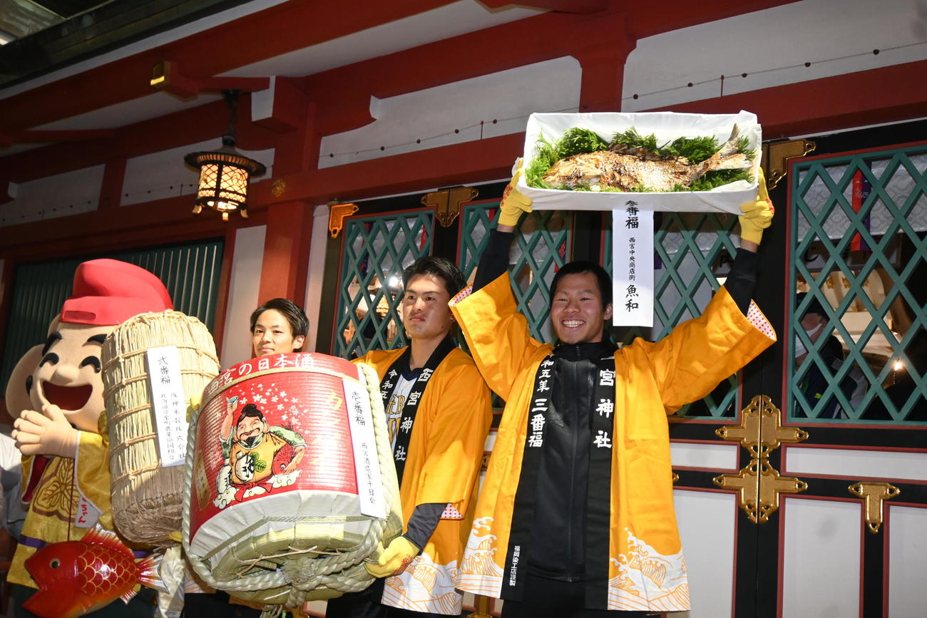 一番福の植本亮太さん（中央）、二番福の北野壱真さん（左）、三番福の田中大翔さん（右）（撮影・松浦隆司）