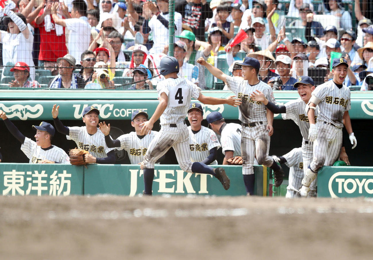18年8月9日　第100回全国高校野球選手権大会　第7日・1回戦　八戸学院光星対明石商　7回裏明石商1死一、三塁、山本健太朗のスクイズで植本亮太（左から4人目）が生還し、喜ぶナイン