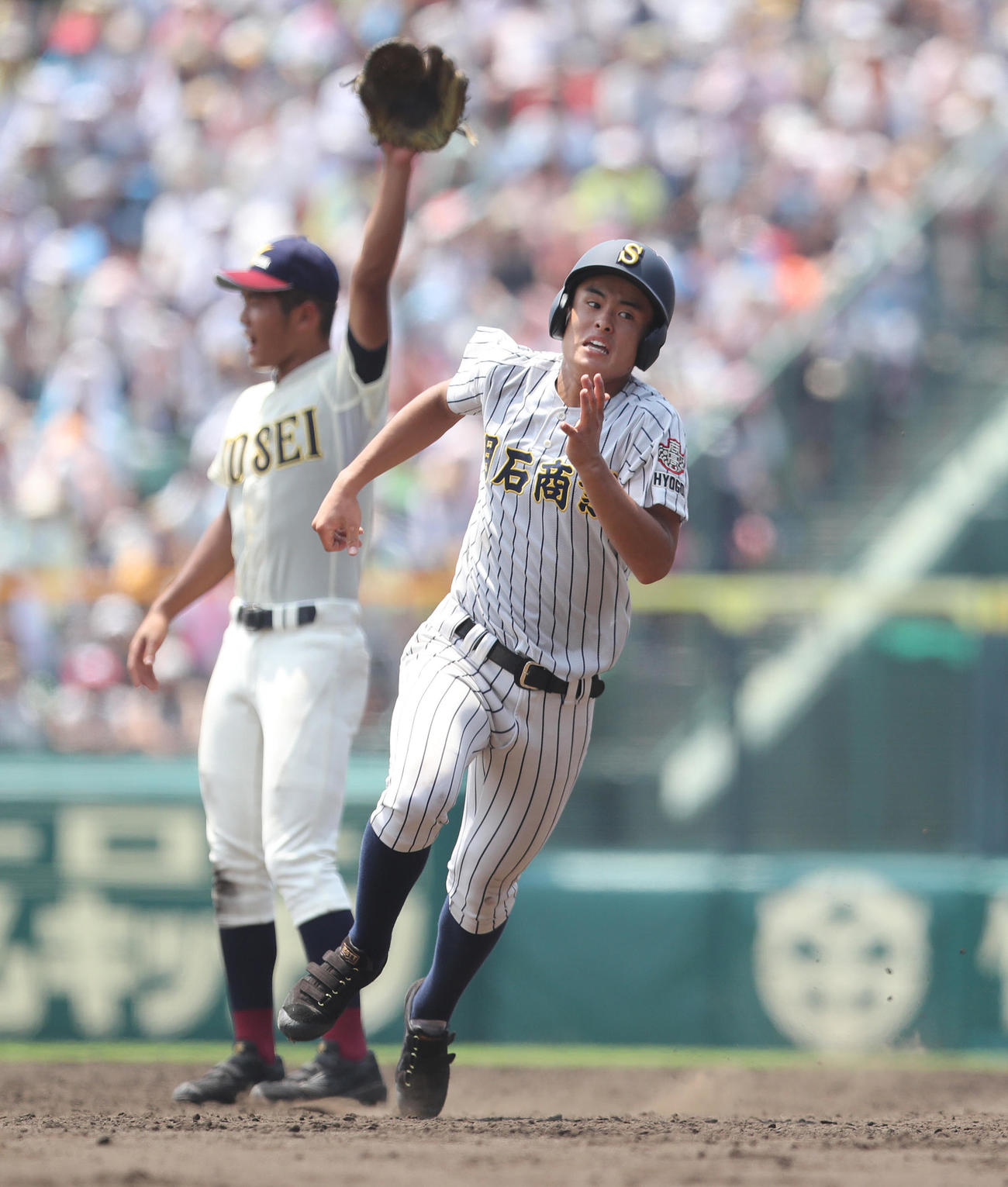 2018年8月11日、第100回全国高校野球選手権大会第7日・1回戦　八戸学院光星対明石商　二塁を蹴り、ダッシュする明石商・植本亮太