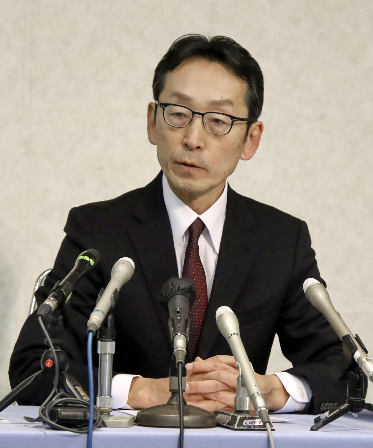 記者会見で徳島県知事選への出馬を表明した元自民党県議の岸本泰治氏（共同）