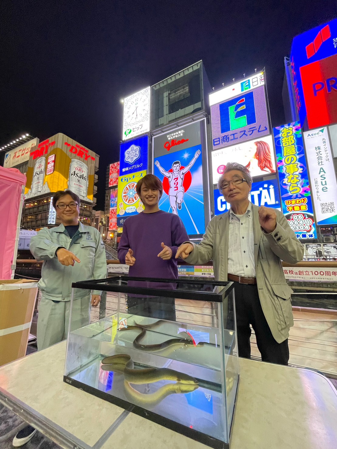 道頓堀川でニホンウナギを捕獲した直後の写真、左から大阪府立環境農林水産総合研究所の山本義彦主任研究員、Aぇ！group小島健、大阪動植物海洋専門学校校長の亀井哲夫さん(C)MBS