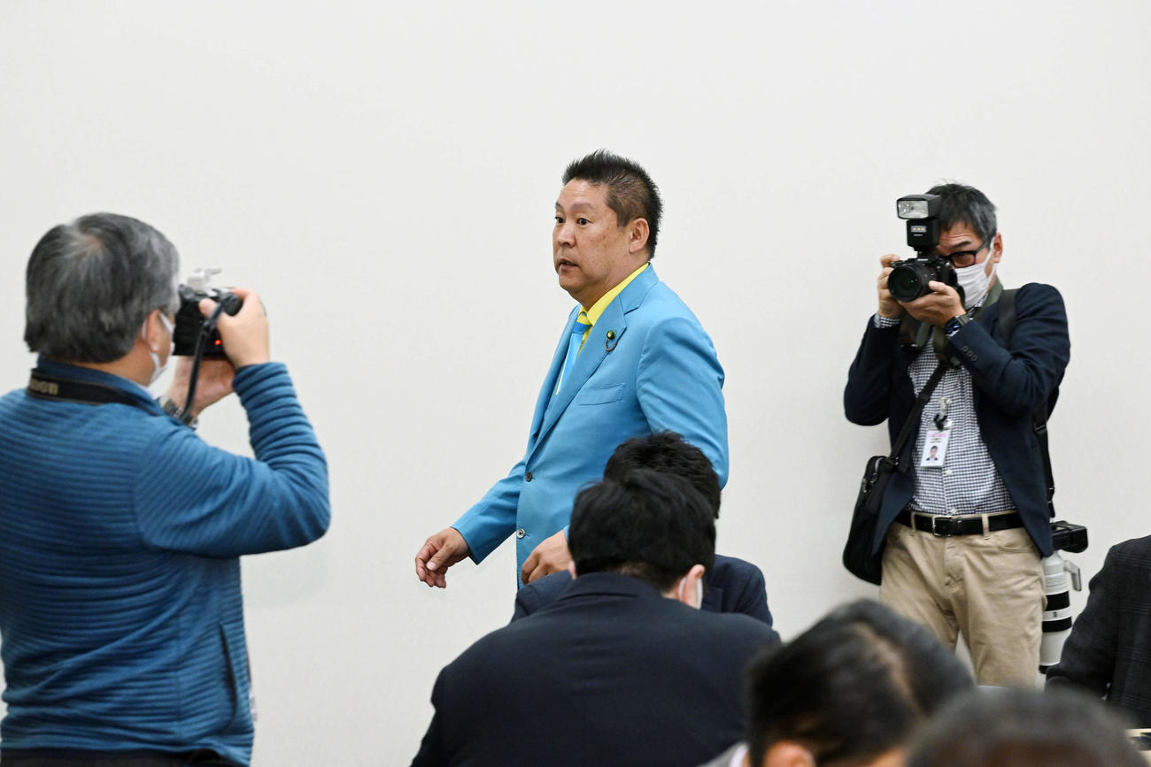 会見を終え会場を後にするNHK党の立花孝志党首（撮影・滝沢徹郎）