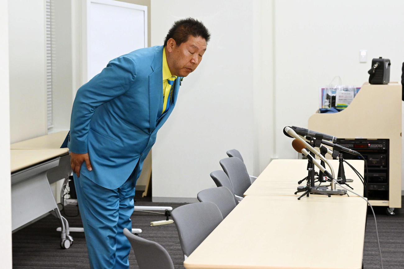 会見場に入り一礼するNHK党の立花孝志党首（撮影・滝沢徹郎）