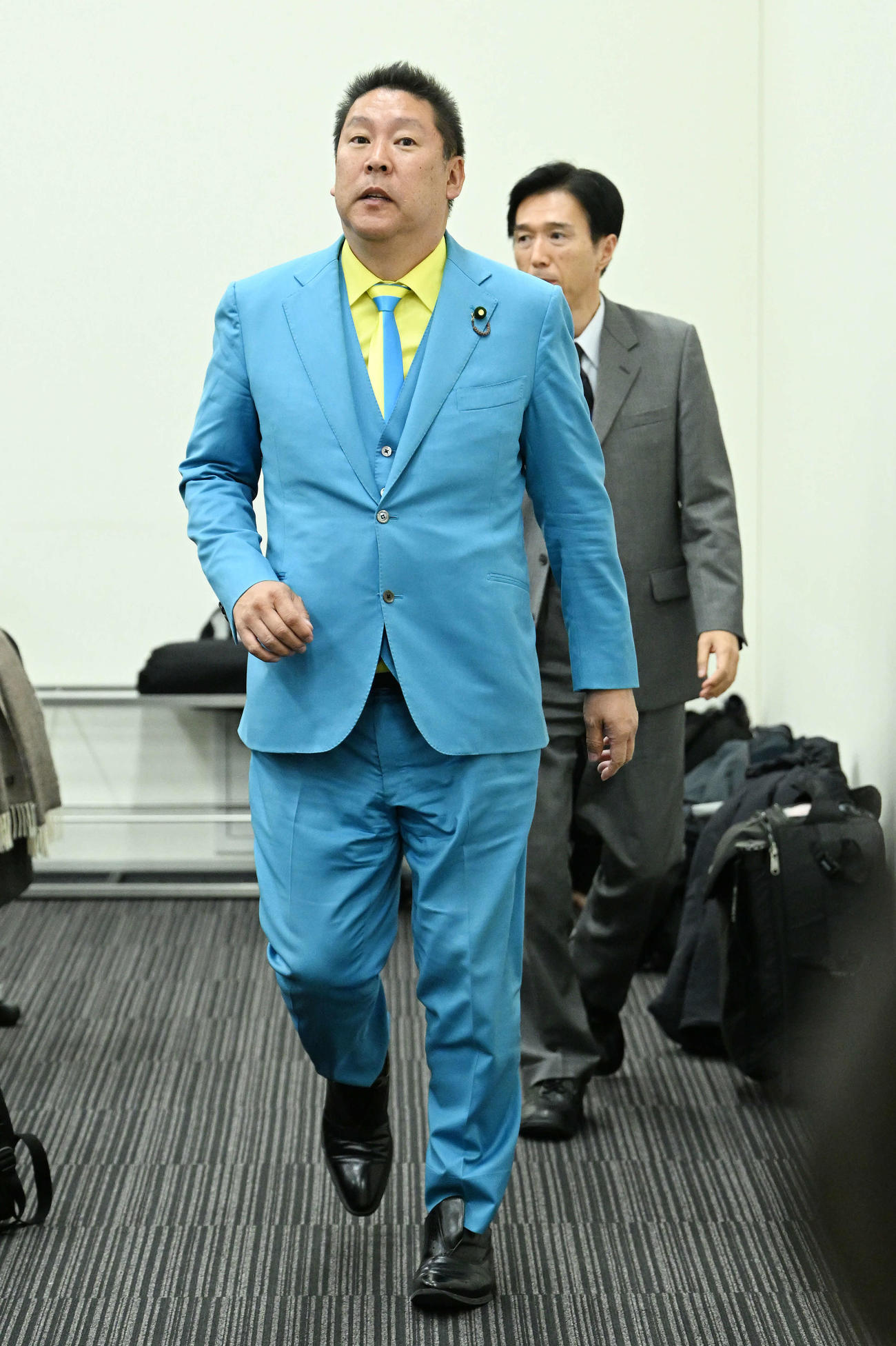 会見場に入るNHK党の立花孝志党首（手前）（撮影・滝沢徹郎）