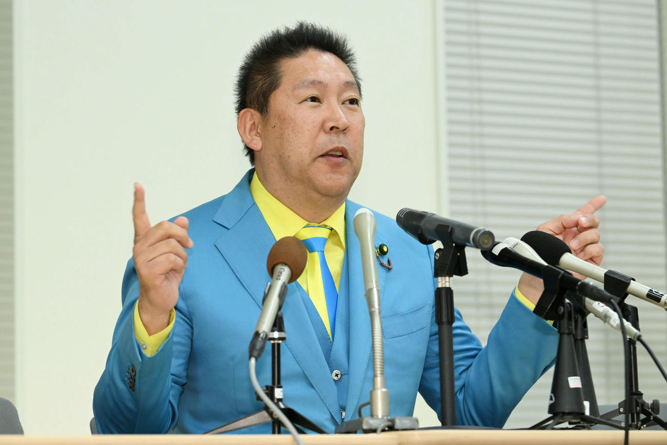 手ぶりを交え会見するNHK党の立花孝志党首（撮影・滝沢徹郎）