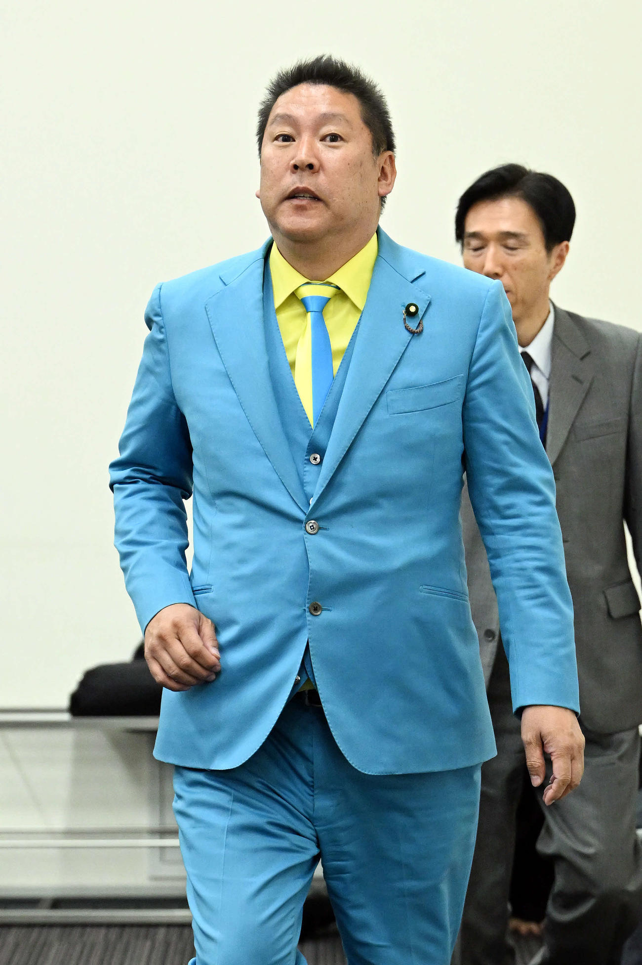 会見場に入るNHK党の立花孝志党首（撮影・滝沢徹郎）