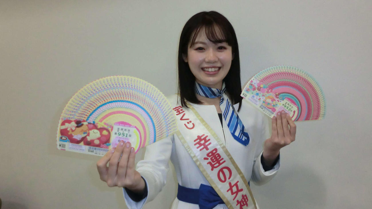 「バレンタインジャンボ宝くじ」「バレンタインジャンボミニ」のPRに訪れた「令和4年度宝くじ『幸運の女神』」の吉田彩乃さん