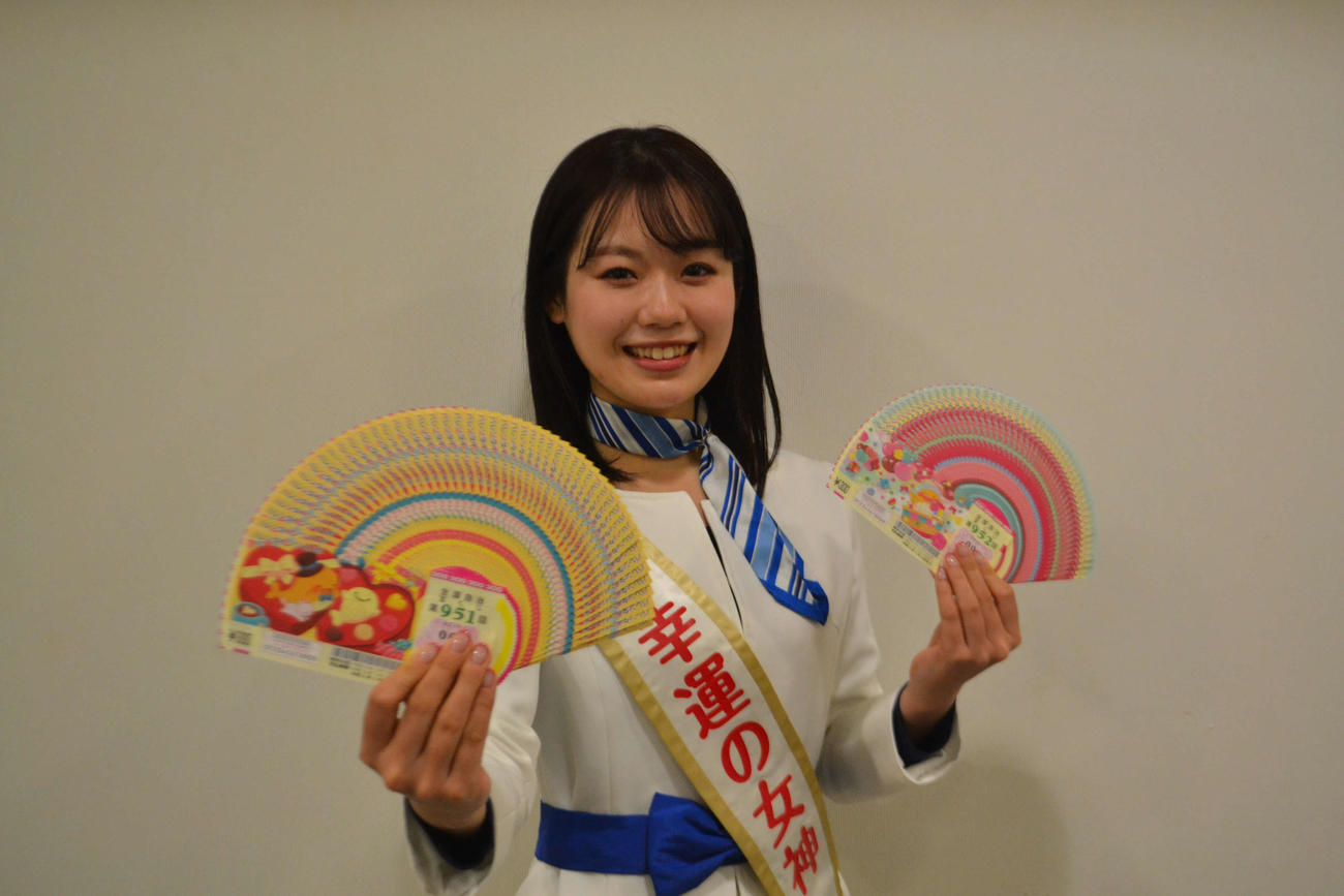 「バレンタインジャンボ宝くじ」「バレンタインジャンボミニ」のPRに訪れた「令和4年度宝くじ『幸運の女神』」の吉田彩乃さん