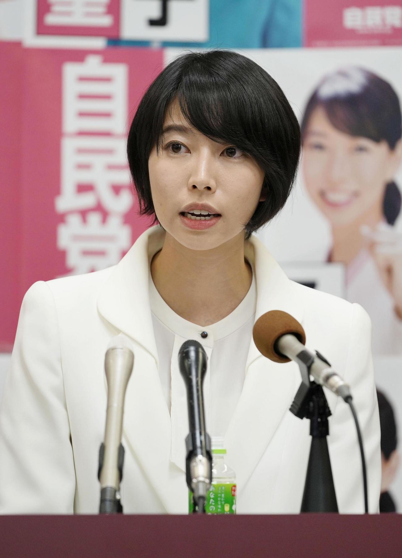 記者会見する今井瑠々氏＝13日午後、岐阜市（共同）