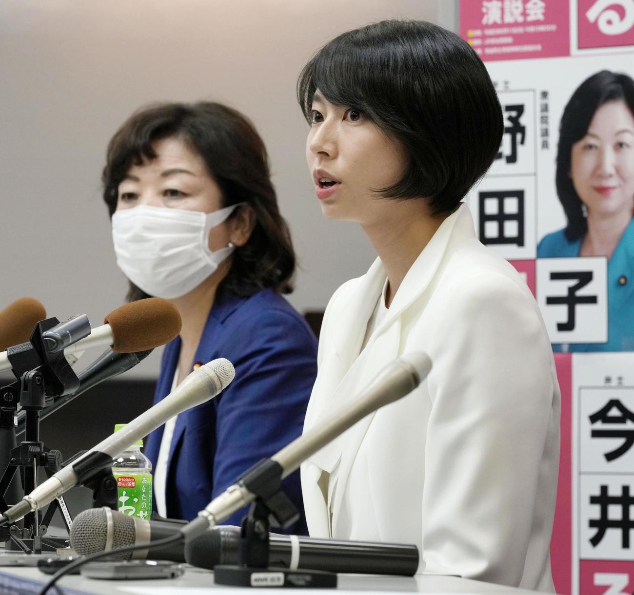 記者会見する今井瑠々氏。左は同席した野田前女性活躍相＝13日午後、岐阜市（共同）