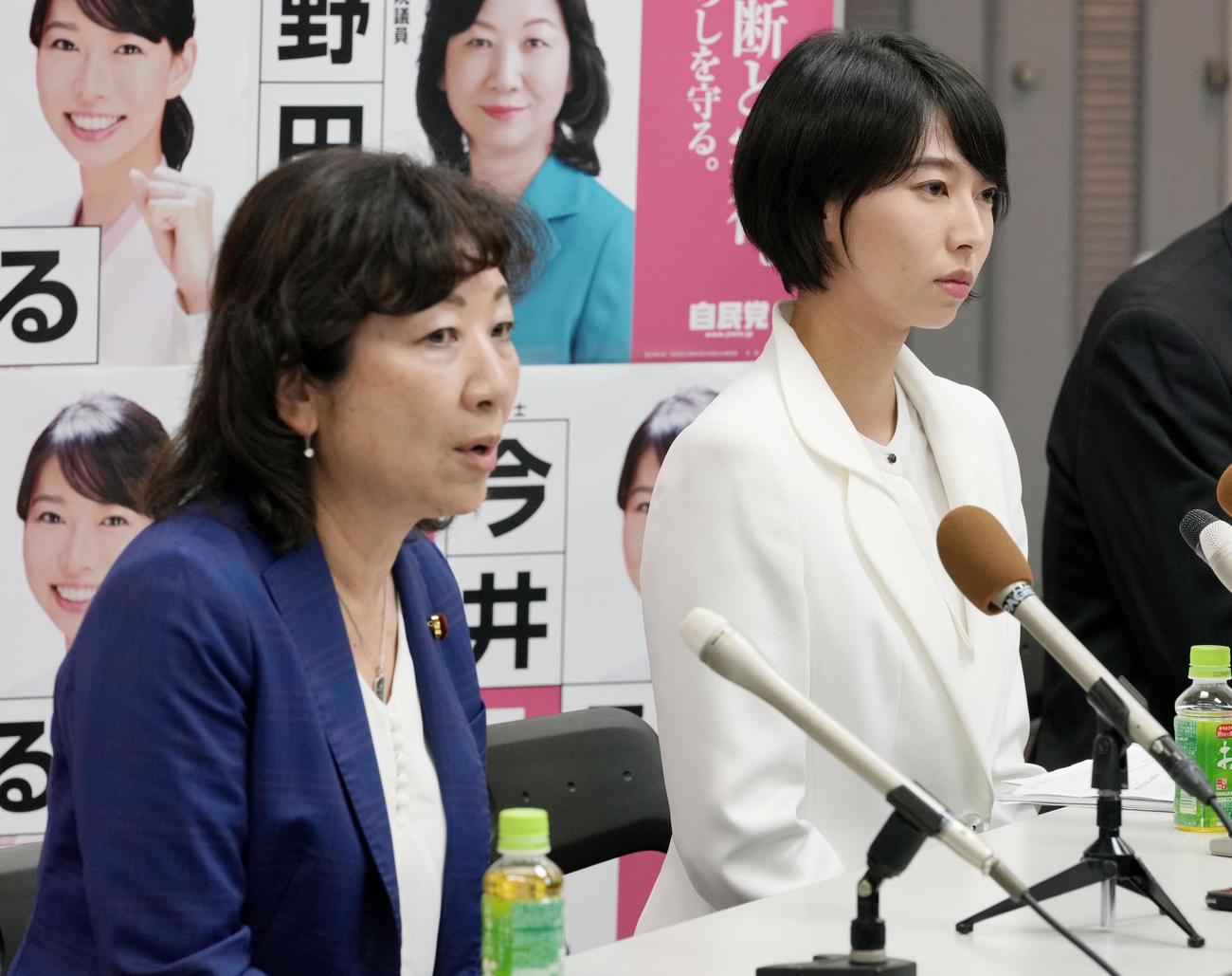 記者会見する今井瑠々氏（右）と野田前女性活躍相＝13日午後、岐阜市（共同）