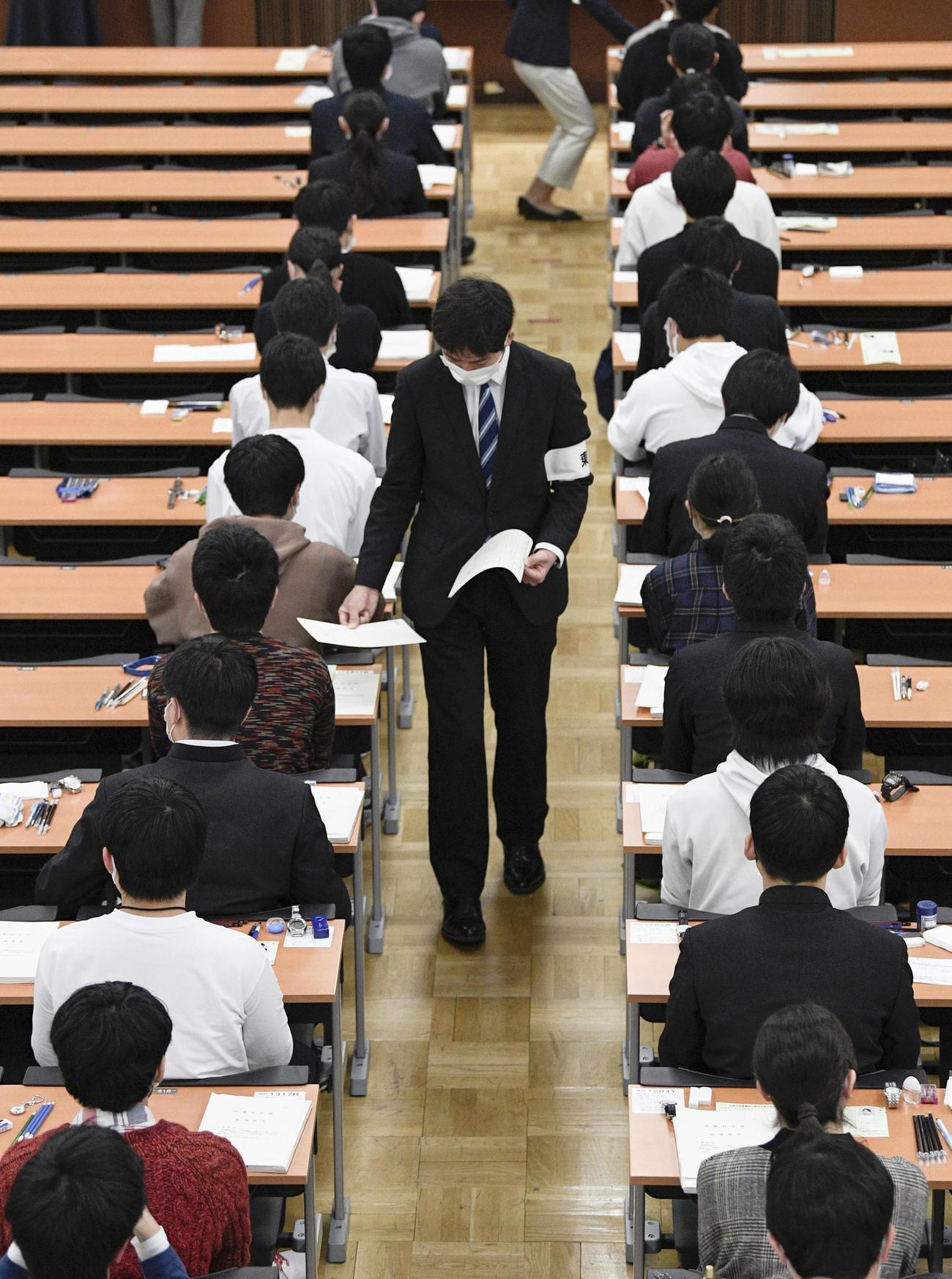 大学入学共通テストに臨む受験生（共同）