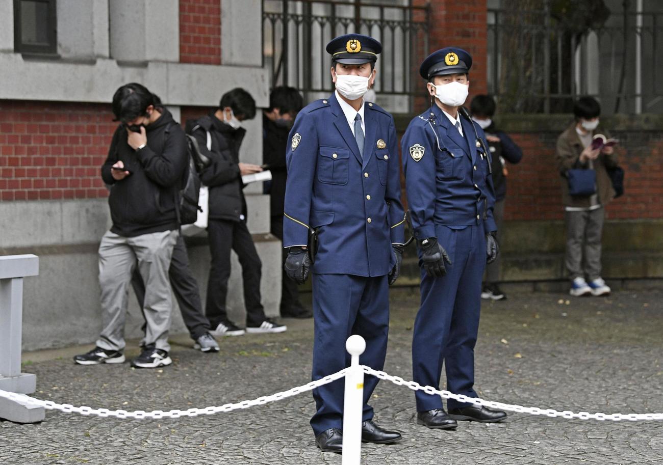 大学入学共通テストの会場周辺を警戒する警察官（共同）