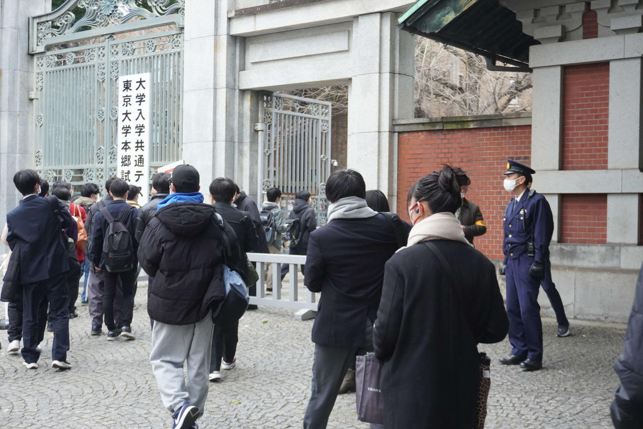 東大の試験会場に向かう受験生ら（撮影・沢田直人）