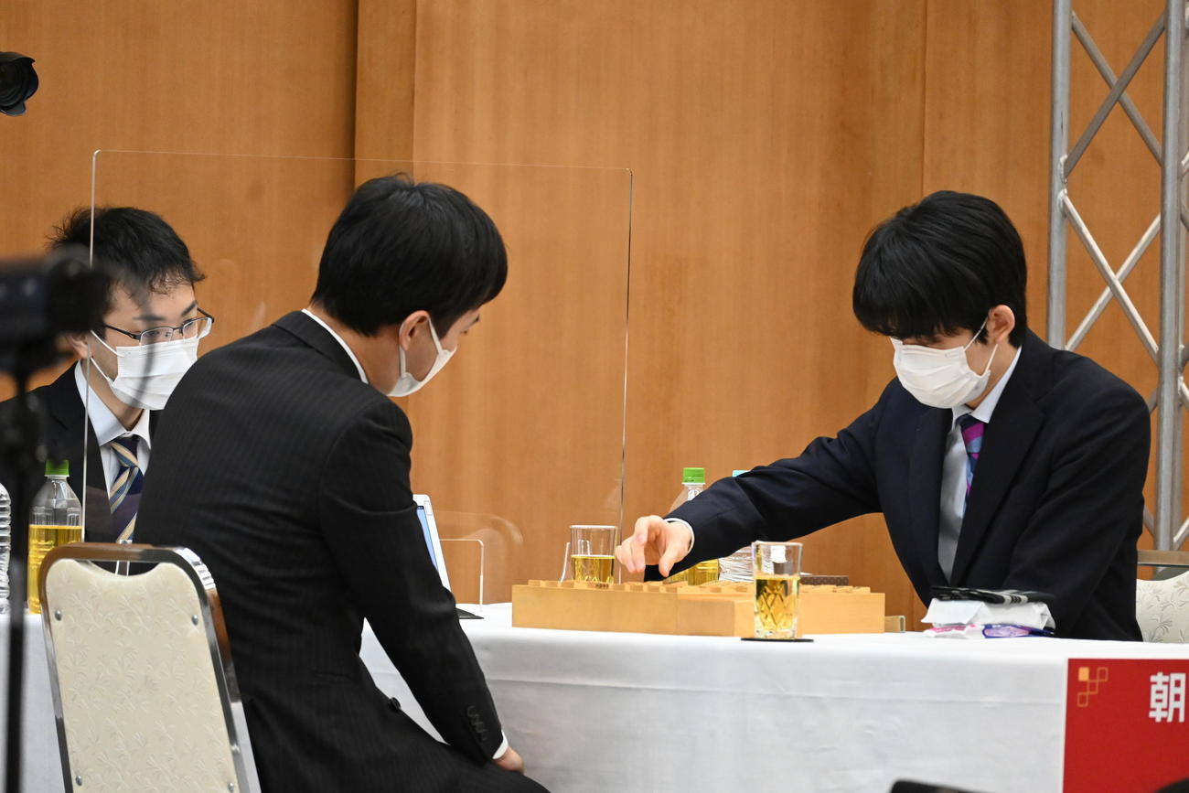 第16回朝日杯将棋オープン戦本戦トーナメント1回戦、阿久津主税八段（左）との対局に臨んだ藤井聡太竜王（撮影・松浦隆司）