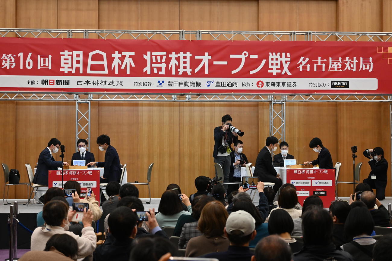 名古屋国際会議場で公開対局として行われた第16回朝日杯将棋オープン戦本戦トーナメント1回戦、左から永瀬拓矢王座、増田康宏六段、阿久津主税八段、藤井聡太竜王（撮影・松浦隆司）