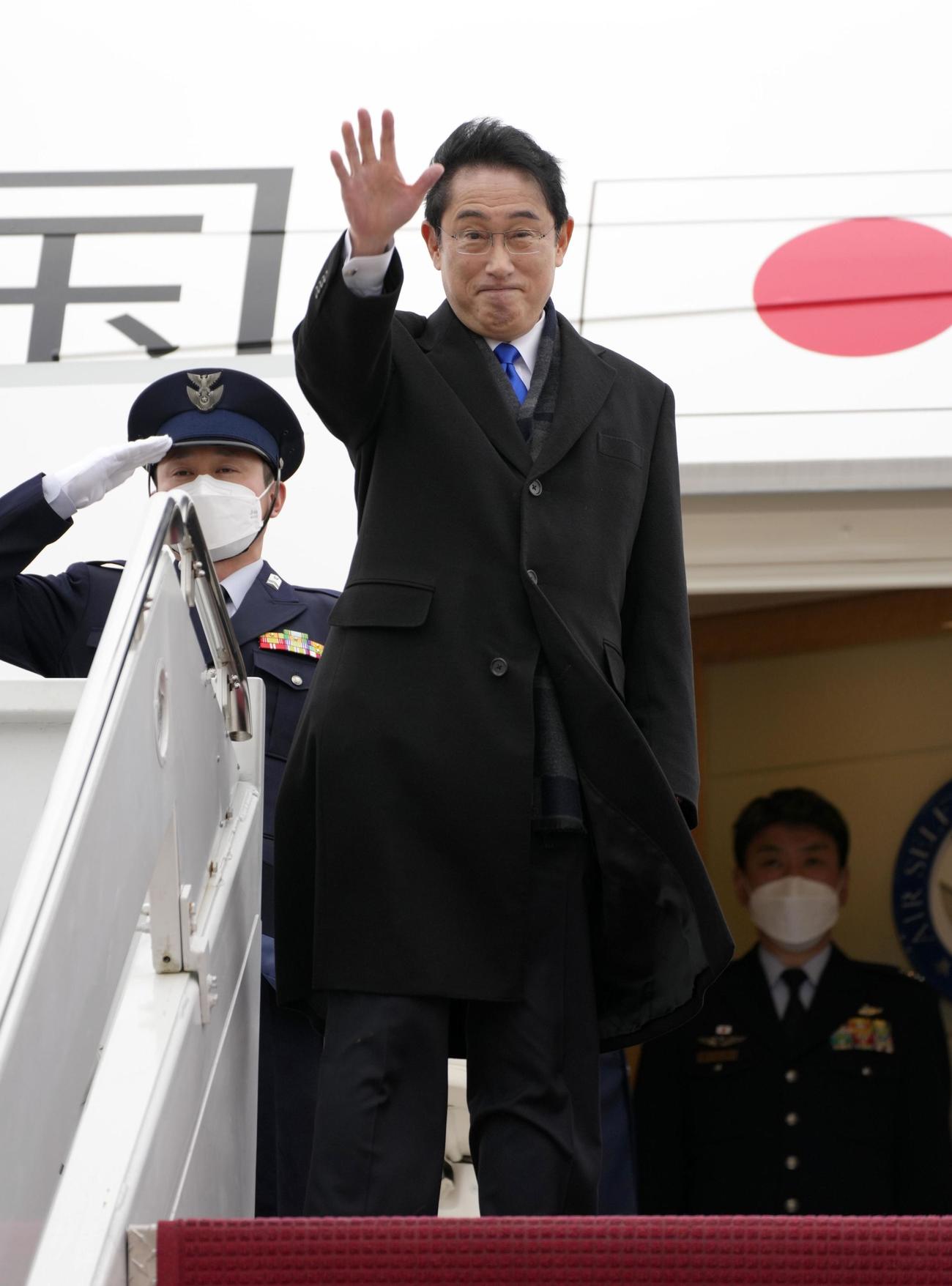 欧米歴訪を終え、帰国の途に就く岸田首相（共同）