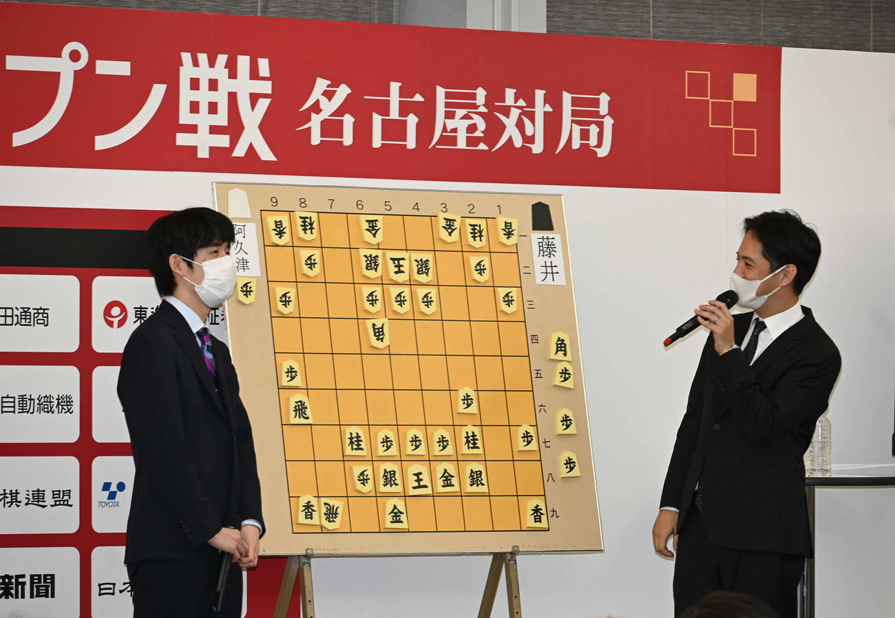 対局後、大盤解説会に登場した藤井聡太竜王（左）、阿久津主税八段（撮影・松浦隆司）