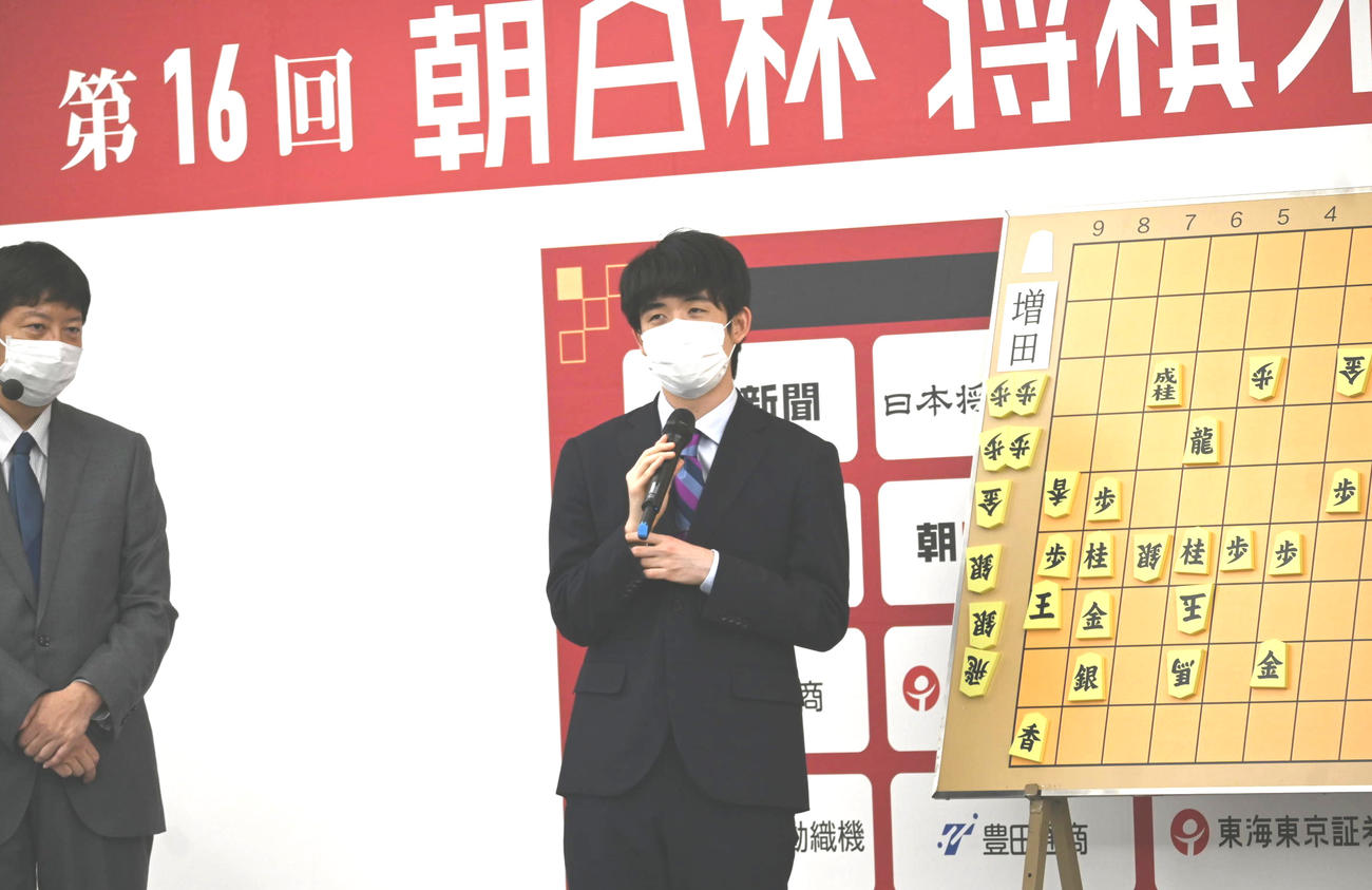 1日2勝を挙げ、大盤解説会に登壇した藤井聡太竜王（撮影・松浦隆司）