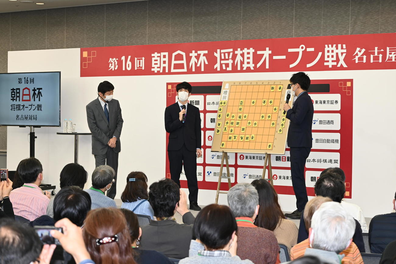 大盤解説会に登壇した藤井聡太竜王（中央）右は増田康宏六段、左は師匠の杉本昌隆八段（撮影・松浦隆司）