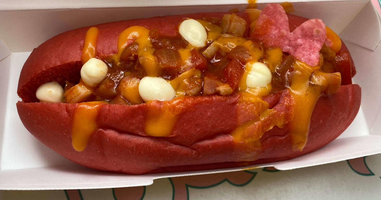 ミニーマウスをイメージした「ダブルチーズドッグ」。白いまん丸のモッツァレッラチーズはミニーの衣装の水玉がイメージされている（撮影・寺沢卓）