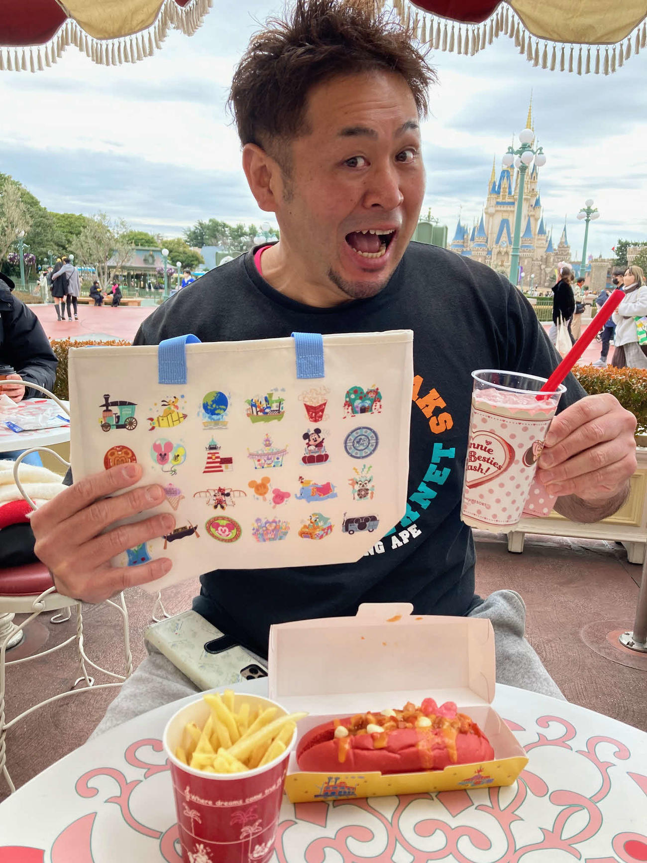 「これ、なかなかのボリュームっす」と食いしん坊のNORIも大満足のダブルチーズドッグ（撮影・寺沢卓）