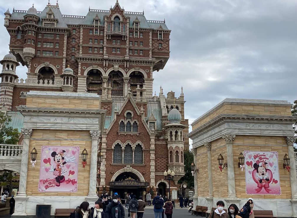 TDSの「タワー・オブ・テラー」前のアメリカンウォーターフロントの壁面にもミニーマウスのイラストが登場した（撮影・寺沢卓）