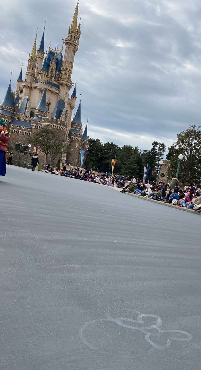 TDLのパレードが始まる前にカトーディアルキャスト（掃除係）がホウキを筆にして水で地面に描いたミニーマウス（撮影・寺沢卓）