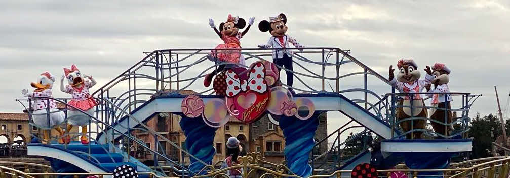 TDSのエンターテイメントプログラム「ミニー、ウィー・ラブ・ユー！」で中央にミニーとミッキー、向かって左側にはドナルドダックとデイジーダック、右側にはチップ＆デール（撮影・寺沢卓）
