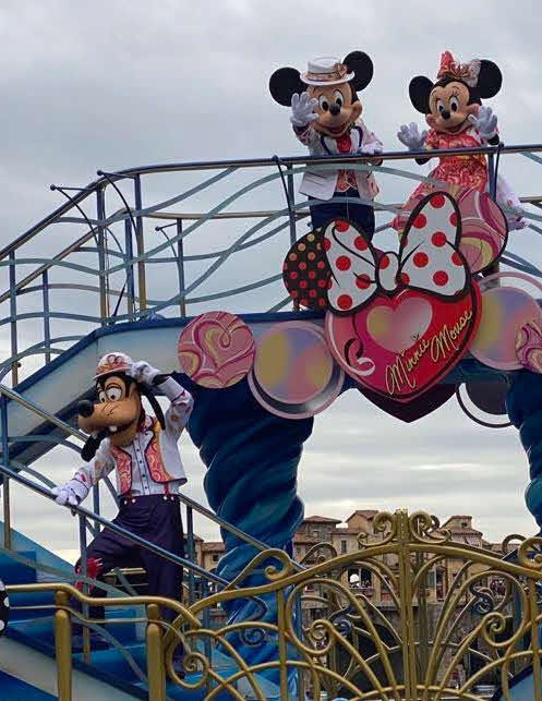 TDSのエンターテイメントプログラム「ミニー、ウィー・ラブ・ユー！」でミニーとミッキーがポーズを決める中、グーフィーはコミカルな仕草をした（撮影・寺沢卓）