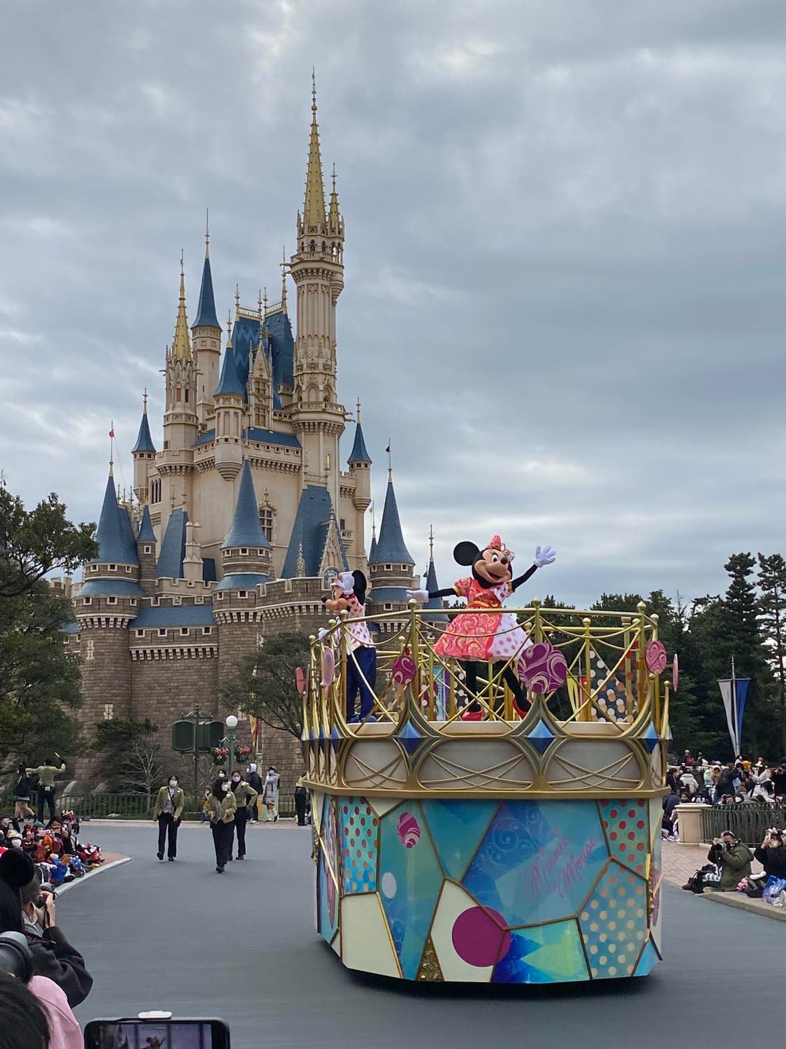 TDLのパレード、ダンスで喜びを表現するミニーマウス（撮影・寺沢卓）