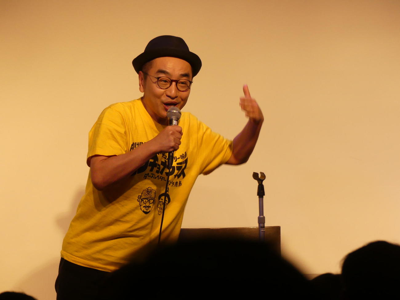 「劇場版　センキョナンデス」完成披露試写会で、観客に笑顔であいさつするプチ鹿島氏（撮影・中山知子）