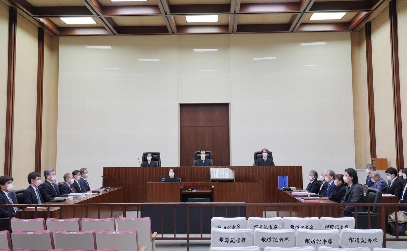 福島第1原発事故を巡り強制起訴された東京電力旧経営陣3人の控訴審で、無罪判決が言い渡された東京高裁の法廷＝18日午後（代表撮影）
