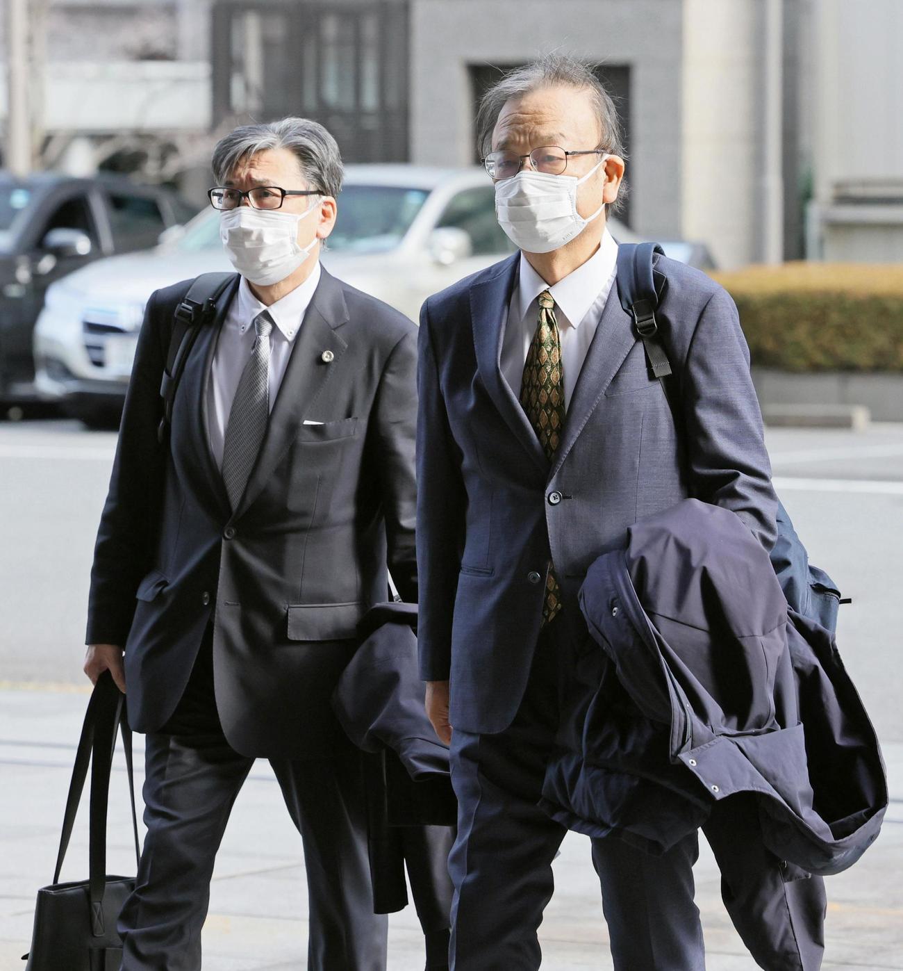 控訴審判決で東京高裁に入る東京電力の勝俣恒久元会長の弁護人＝18日午後（代表撮影）