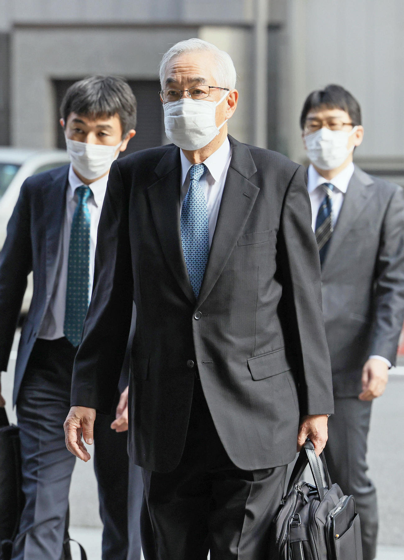 控訴審判決で東京高裁に入る東京電力の武藤栄元副社長＝18日午後（代表撮影）